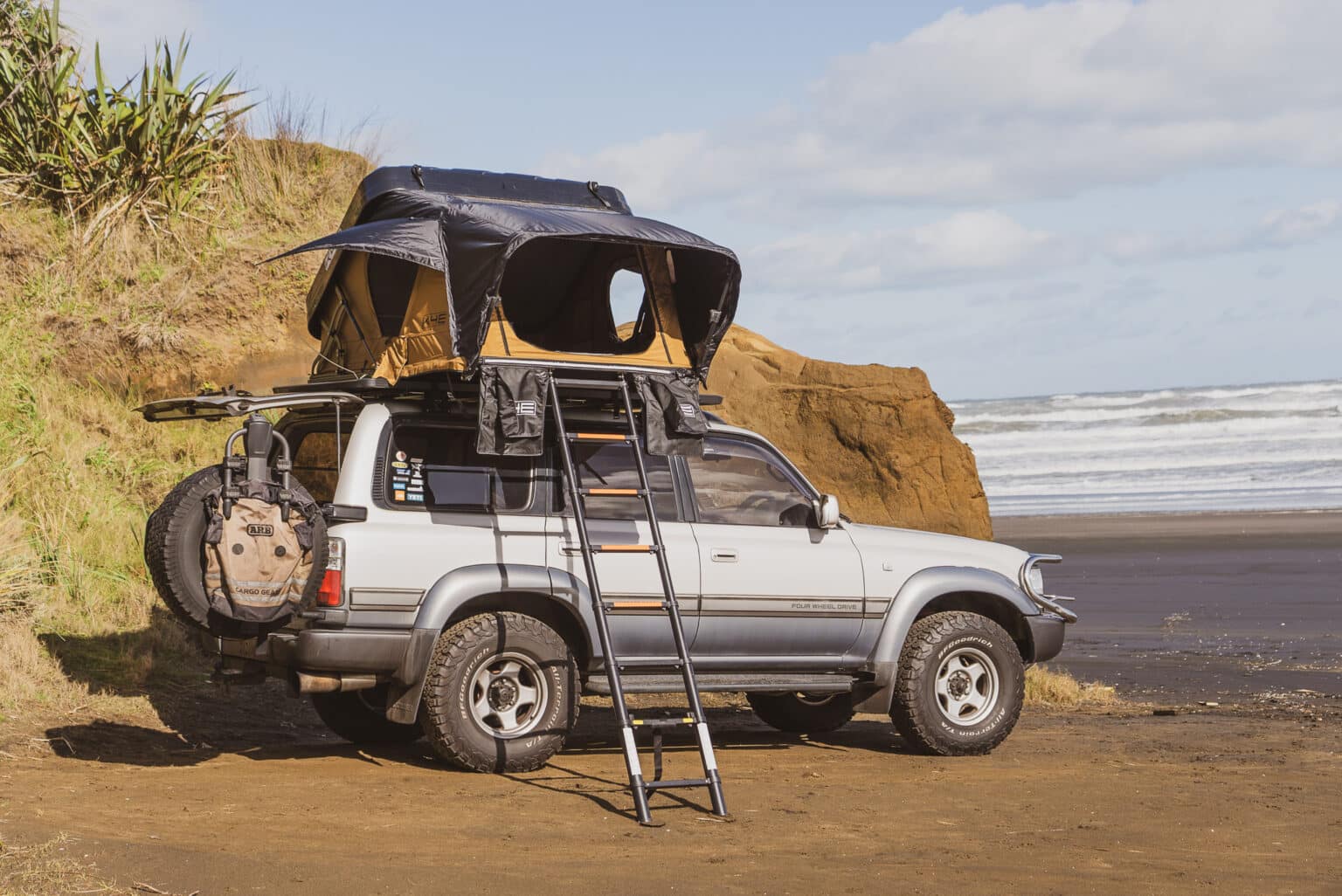 K4E SummitLodge 1600 Rooftop Tent - Kiwi Grab